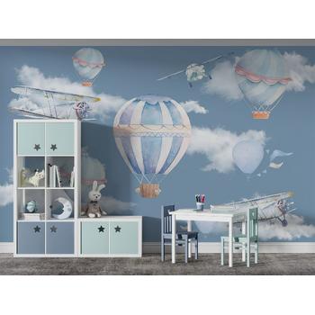 Mavi Gökyüzünde Kanatlı Uçaklar ve Balonlar Duvar Kağıdı